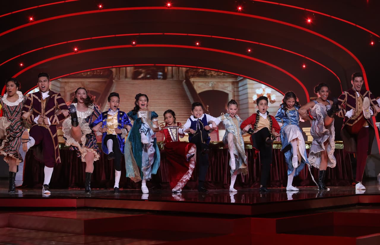 En esta ocasión fueron los bailarines de la competencia los que subieron al escenario.