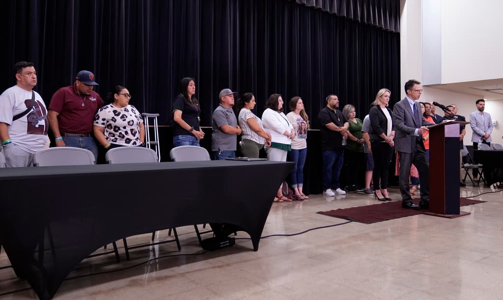 Cázares, al igual que el resto de los familiares, expuso que 
<b>no hay dinero que alivie</b> el dolor causado por el asesinato de un hijo.