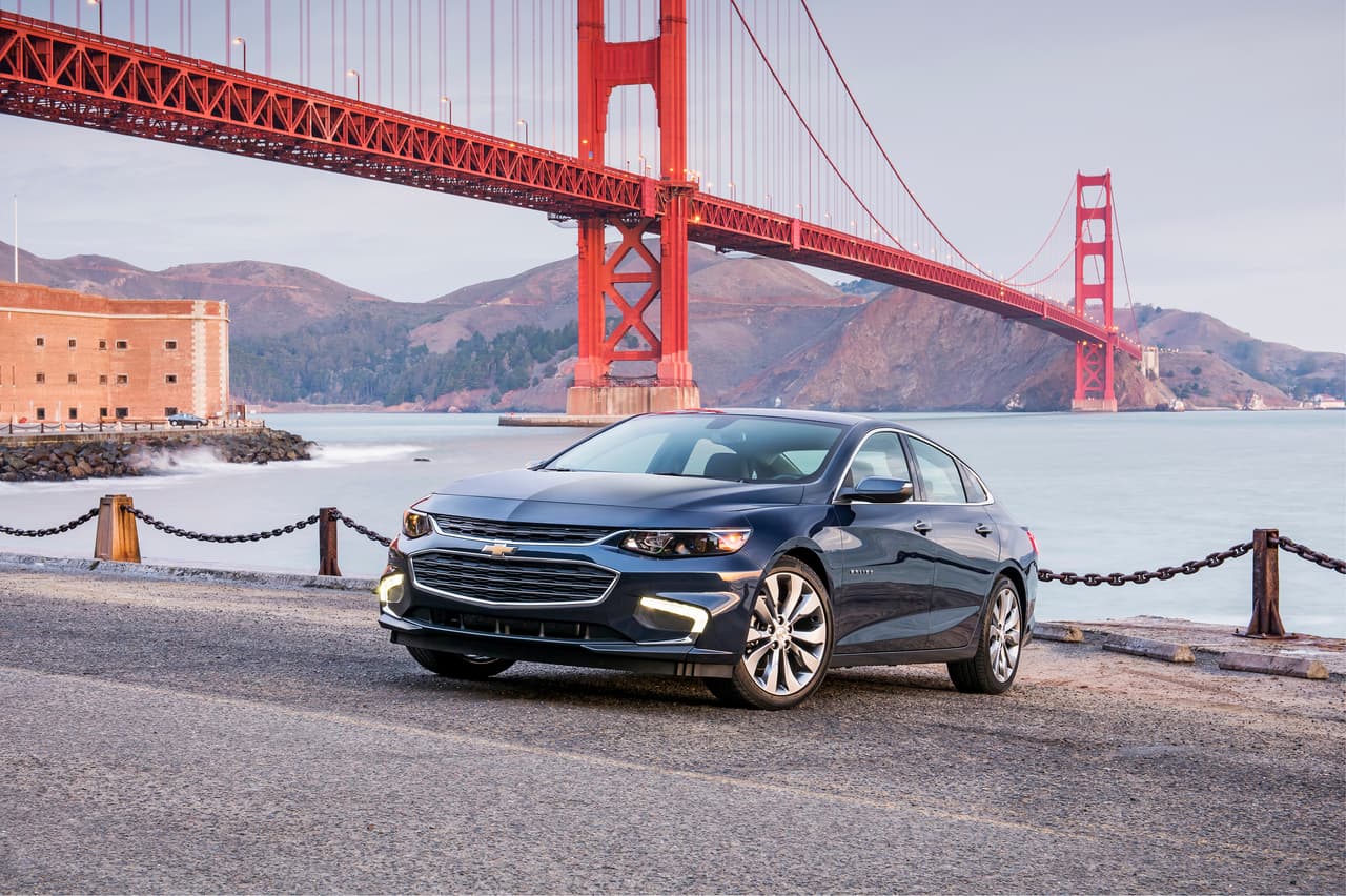 14. Chevrolet Malibu: La impactante novena generación del Chevrolet Malibú está destruyendo las cifras establecidas por su predecesor. Con 21,763 unidades vendidas, el Malibú registró un crecimiento de 25% en relación a abril de 2015.