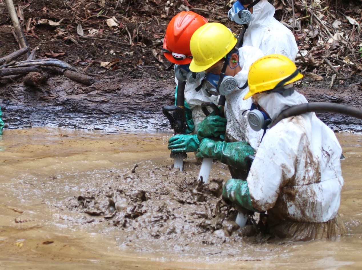 Según funcionarios de alto rango consultados por Univision Noticias, algunos pobladores que viven en las zonas aledañas al ducto estarían cortando el oleoducto con sierras motivados por los gruesos pagos que ofrece la firma estatal Petroperú por los trabajos de limpieza y remediación. 
<br>