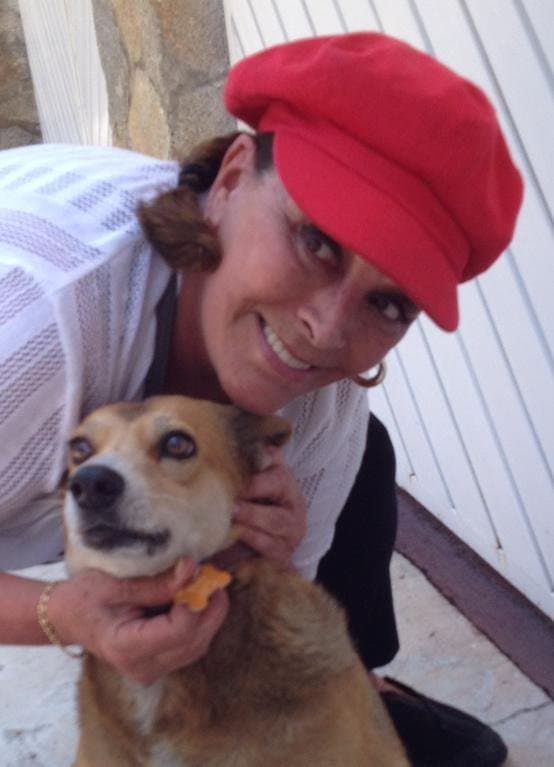 Sylvia Pasquel es la hada madrina de los caninos, tiene un gran corazón y cada que puede adopta a perritos sin hogar, como a La Güera.