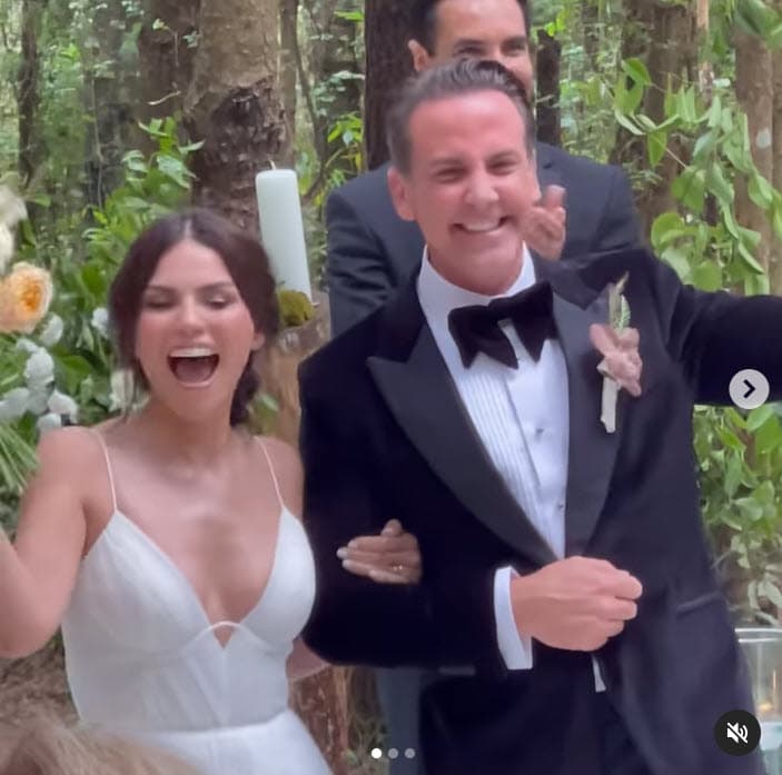 A diferencia de otras novias que suelen cambiarse de ajuar en sus bodas, la mexicana optó por solo usar ese toda la noche.
<br>