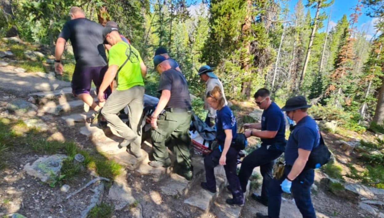 Mujer rescatada por bomberos después de resbalar en una cascada 40 pies hasta el río