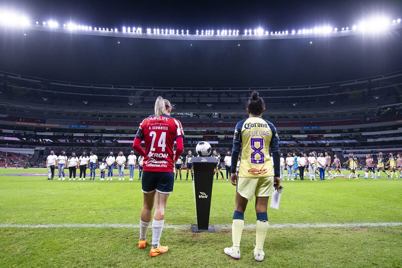 Las capitanas de ambos equipos dieron algunas palabras previo al inicio.