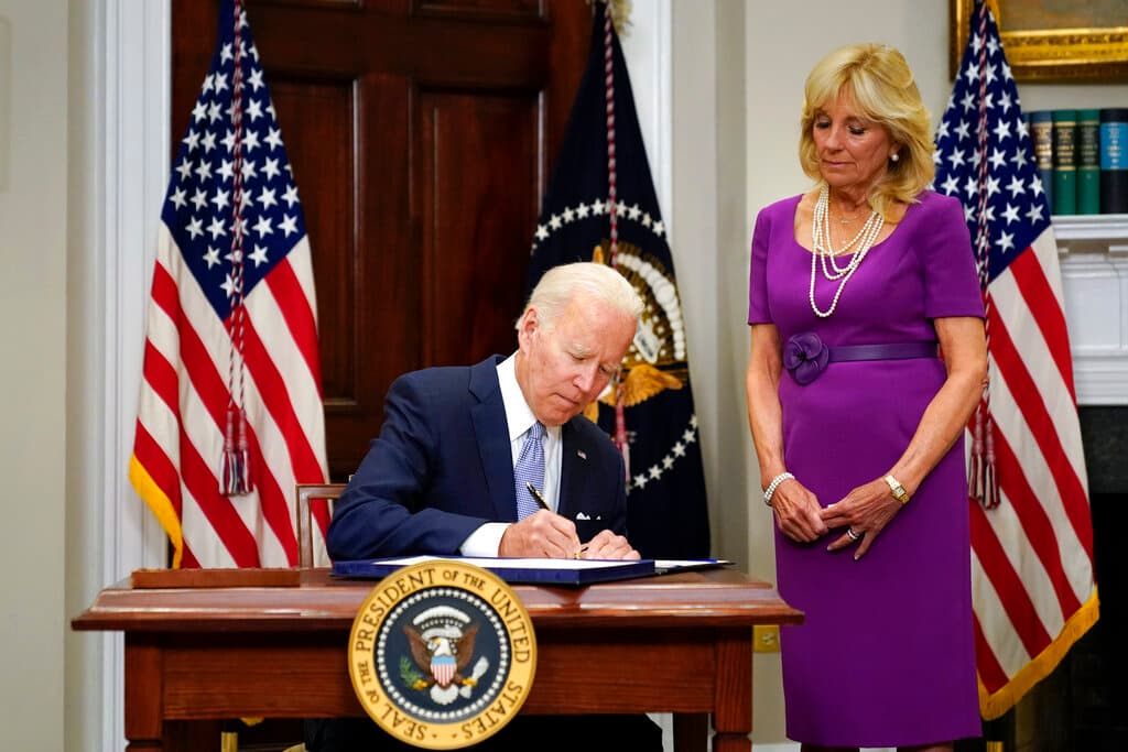 Biden firma el histórico proyecto de ley bipartidista sobre control de armas aprobado en el Congreso