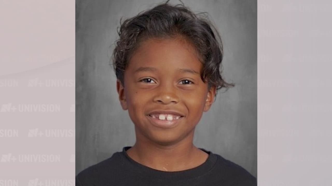 Acusan a joven hispano tras muerte de su hermano de 8 años por disparo accidental