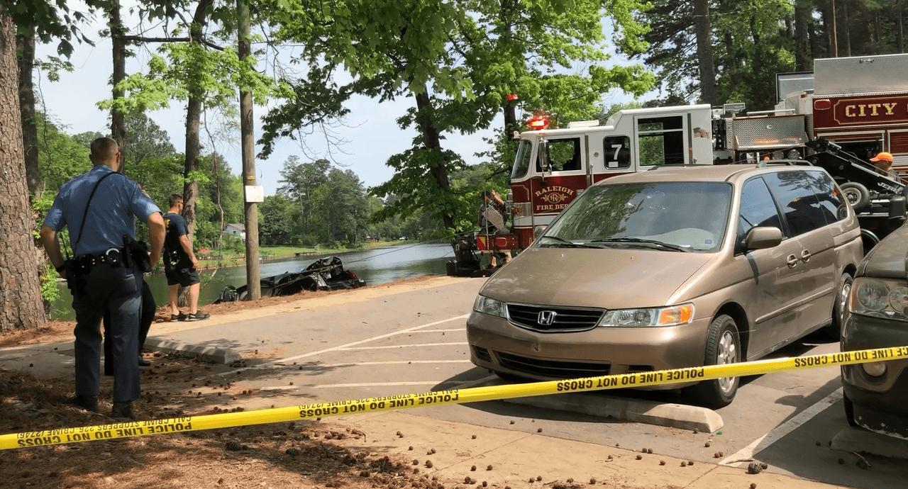 Un hombre es rescatado luego que su auto cayó en un lago en Raleigh