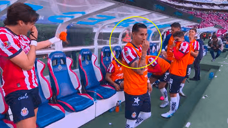 Jesús ‘Chapo’ Sánchez les hace una broma a sus compañeros en la banca de Chivas