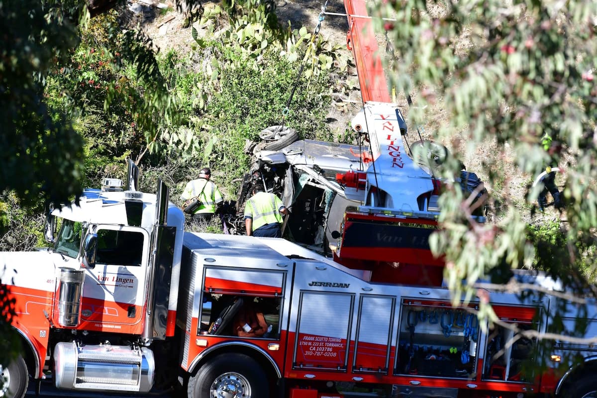 Para poder sacar la camioneta del lugar del accidente, las autoridades requirieron el auxilio de una grúa.
