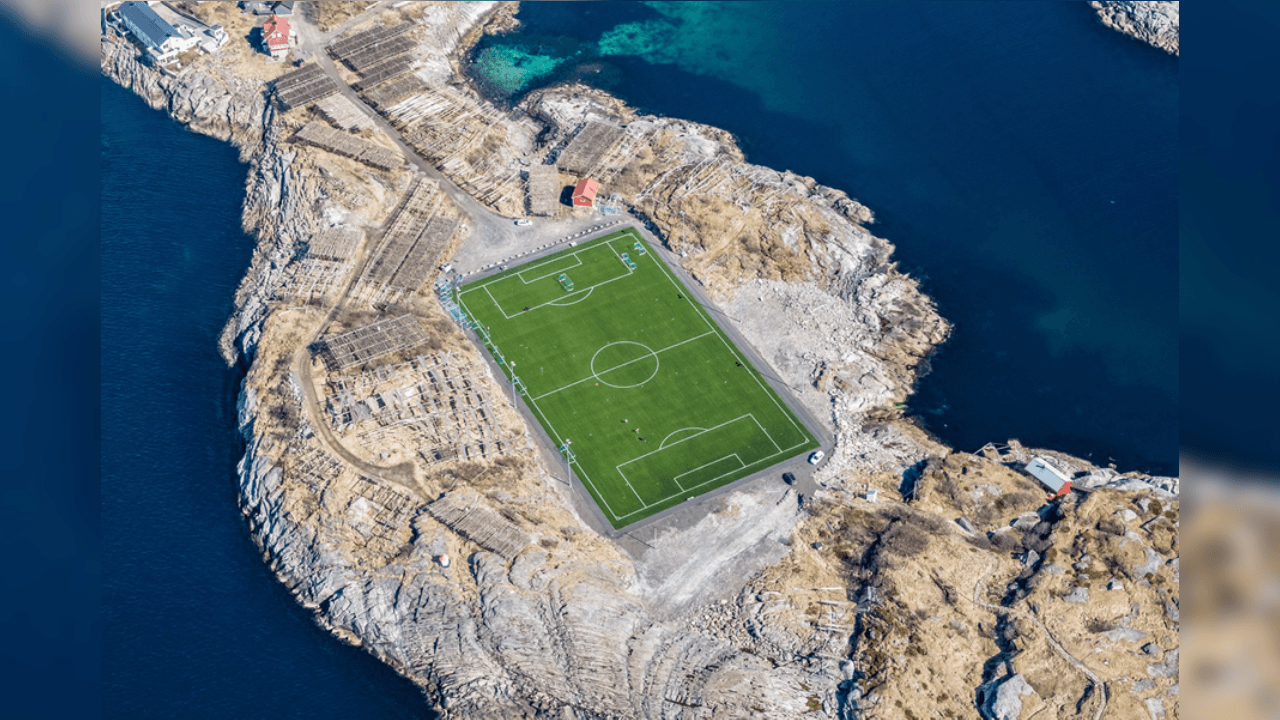 <b>Henningsvaer Stadion (Noruega)</b>
<br>Es, probablemente, el campo de futbol más impresionante del mundo tras pertenecer dentro de un islote en Noruega entre el pleno mar ártico.