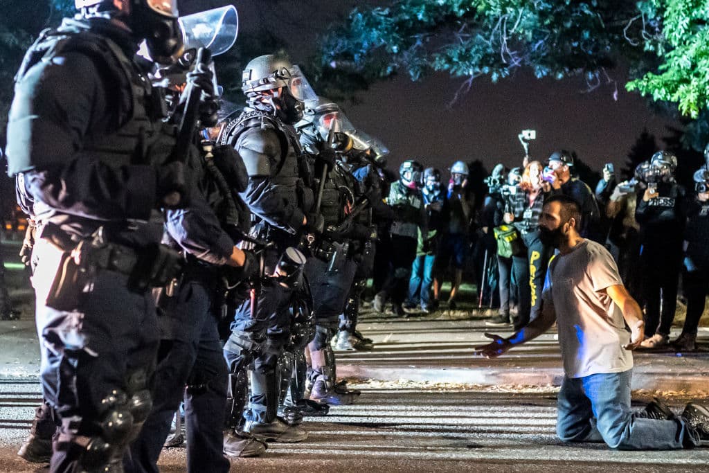 La de este sábado fue la jornada número 100 de protestas en la ciudad de Portland, Oregon, y como otras tantas noches estuvo marcada por tensiones y enfrentamientos con la policía.