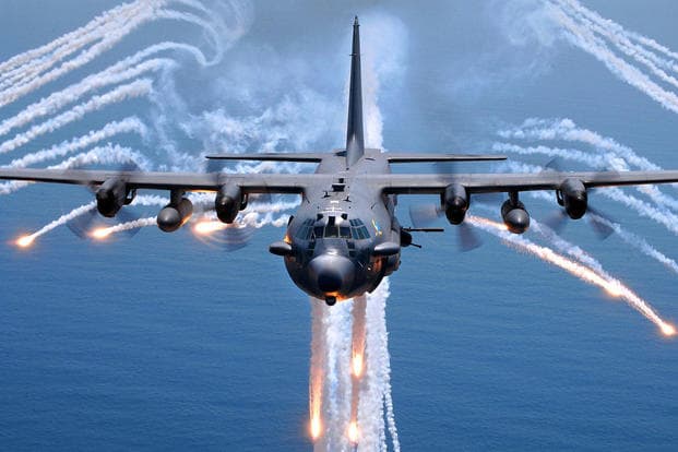 Los aviones de combate Spectre AC-130 atacaban el cuartel general de Noriega, 'La Comandancia', con fuego de cañones y obuses de 105 mm, iluminando el cielo nocturno con sus brillantes trazadoras rojas. 
<br>