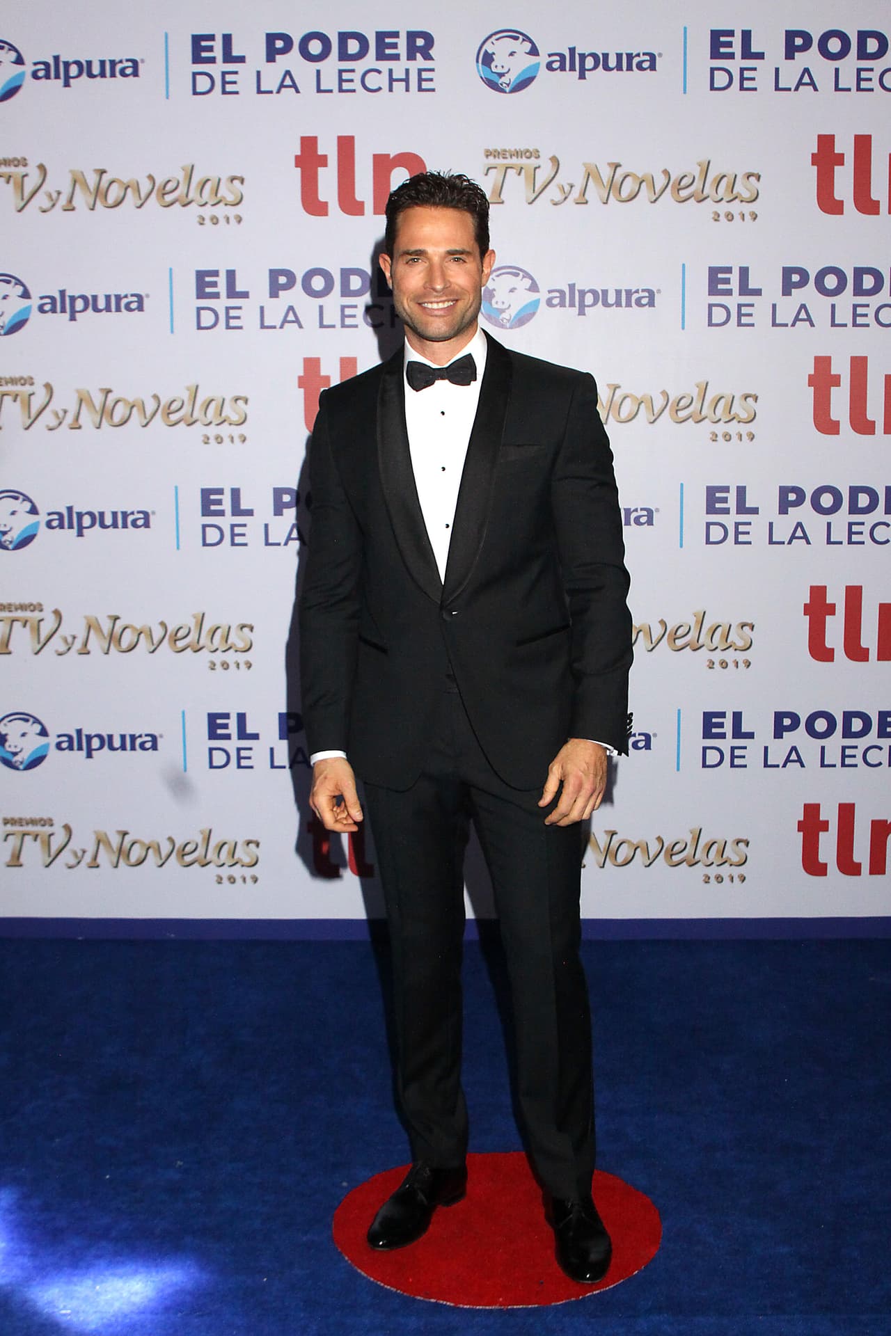 Sebastián Rulli lució impecable con un modelo de Hugo Boss.