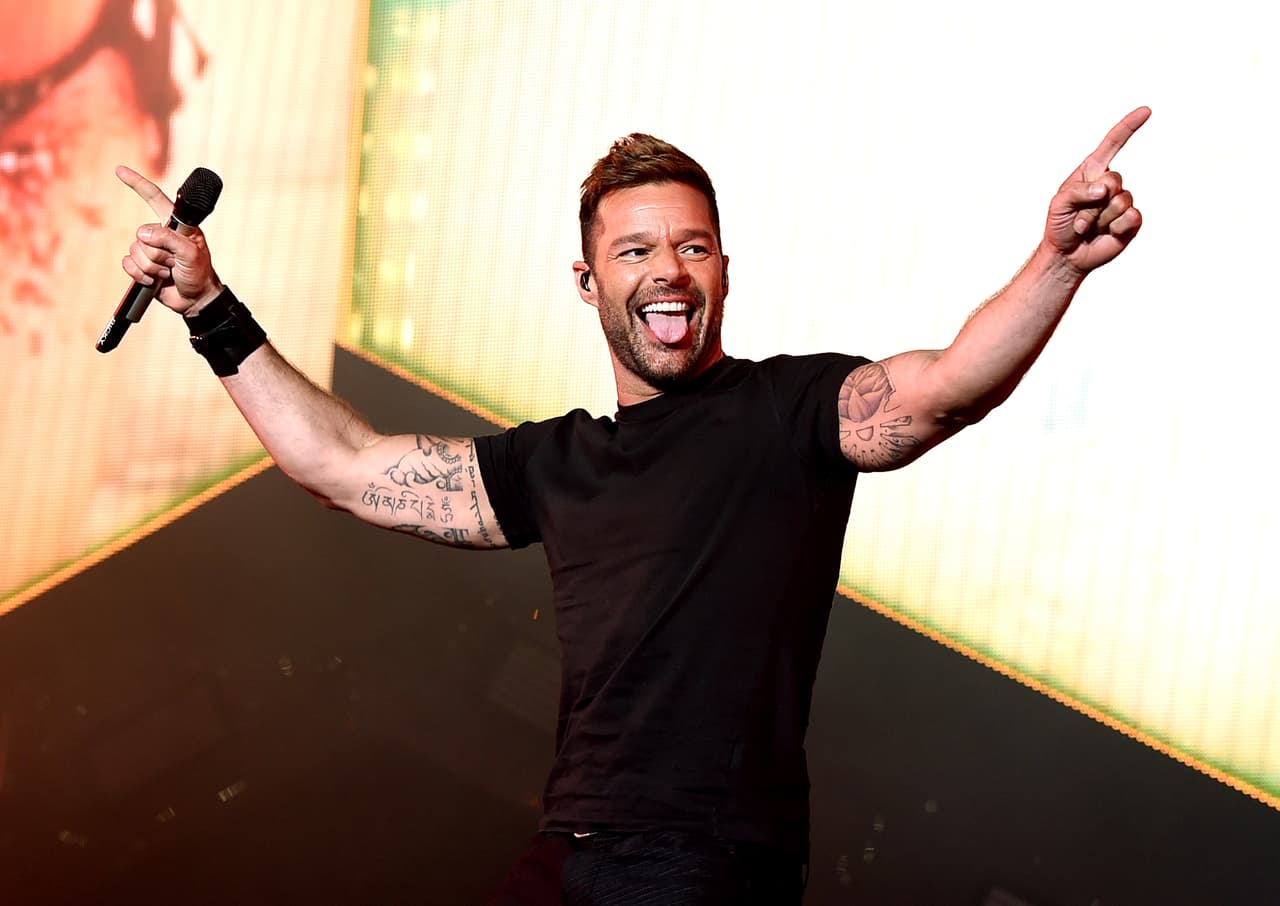 Ricky Martin: solicita agua de marca Evian sin gas, Perrier con gas, sushi, toallas blancas y un equipo de masajistas.