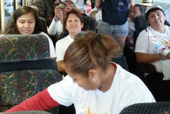 En el camino las mujeres escriben cartas para que se las hagan llegar al Papa en caso que no puedan verlo.