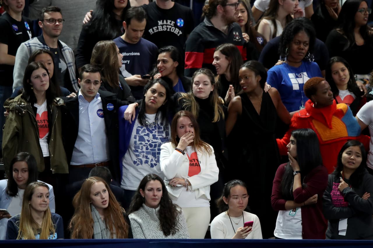 Ciudadanos de múltiples razas esperaron por Hillary Clinton hasta las 2:00 de la madrugada del miércoles, pero la demócrata no llegó al centro de convenciones Jacob K. Javits.