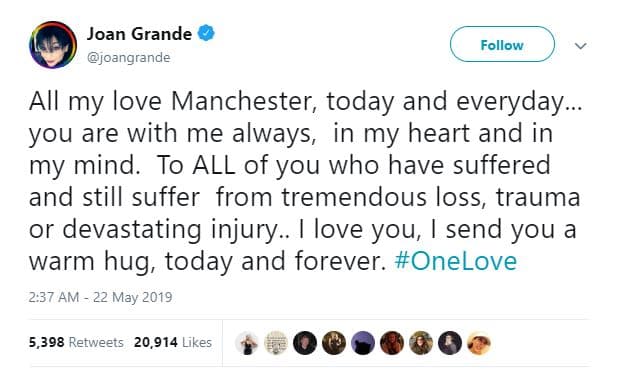 En redes sociales Joan Grande, la mamá de Ariana, también rindió un pequeño homenaje por medio de su 
<a href="https://twitter.com/joangrande/status/1131101683570880512" target="_blank">cuenta de Twitter</a> al escribir: “Todo mi amor, Manchester, hoy y todos los días... siempre estás conmigo, en mi corazón y en mi mente. A todos ustedes que han sufrido y aún sufren una pérdida tremenda, un trauma o una lesión devastadora, los amo, les envío un cálido abrazo, hoy y siempre”.