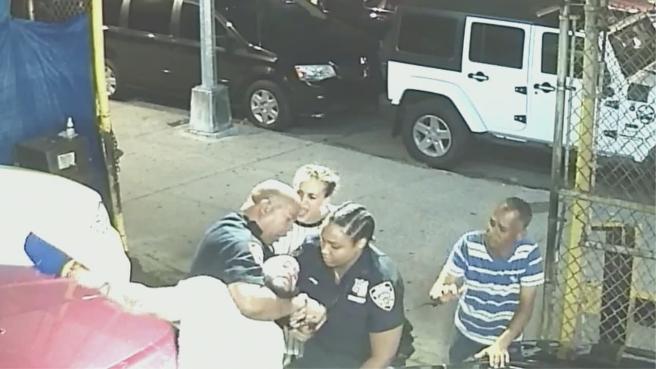 En video: un policía le aplica una llave al cuello a un hombre que supuestamente se resistió a un arresto