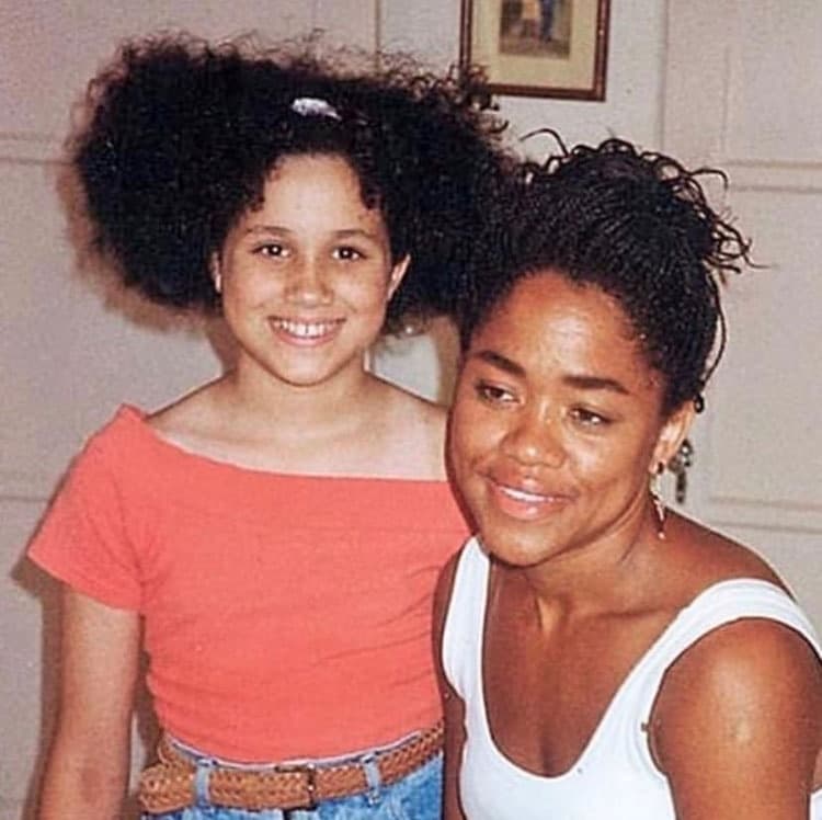 En las fotos que han trascendido de su infancia, Meghan, aquí junto a 
<b><a href="https://www.univision.com/estilo-de-vida/bodas/con-o-sin-photoshop-esto-sabemos-de-la-desaparicion-del-piercing-de-la-mama-de-meghan">su adorada madre Doria Ragland</a></b>, luce feliz.