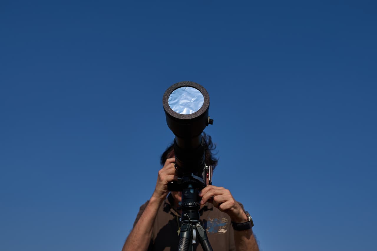 Javier Sánchez, miembro del grupo de astrofotografía "Los Taraos", prepara su cámara fotográfica para captar un eclipse solar total en Berlanga de Duero, en el centro de España, el miércoles 12 de agosto de 2026.