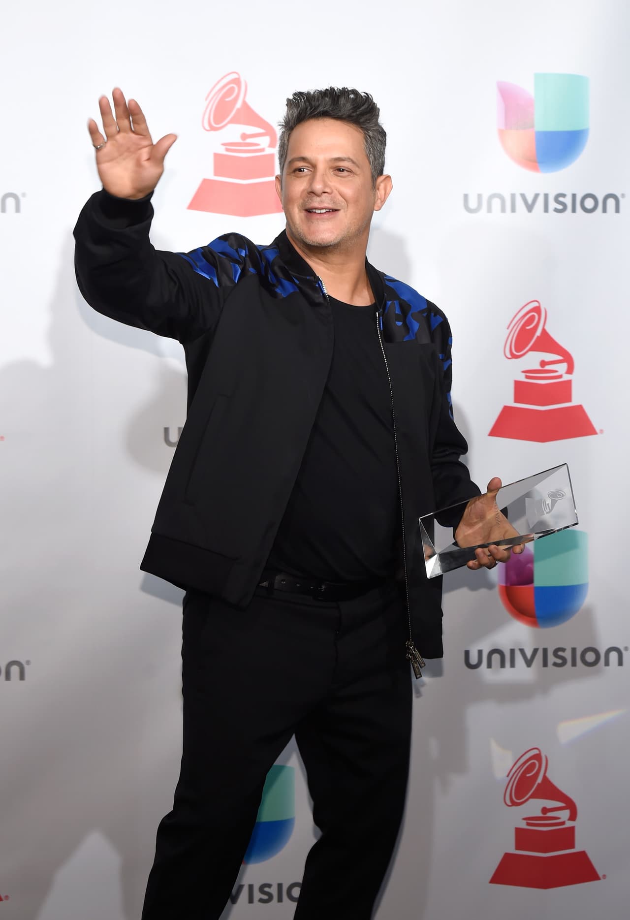 Alejandro Sanz
<b> </b>estaba casado con Jaydy Mitchel, pero una aventura con Valeria Rivera dejó como resultado un hijo que significó, además, el fin de su matrimonio.