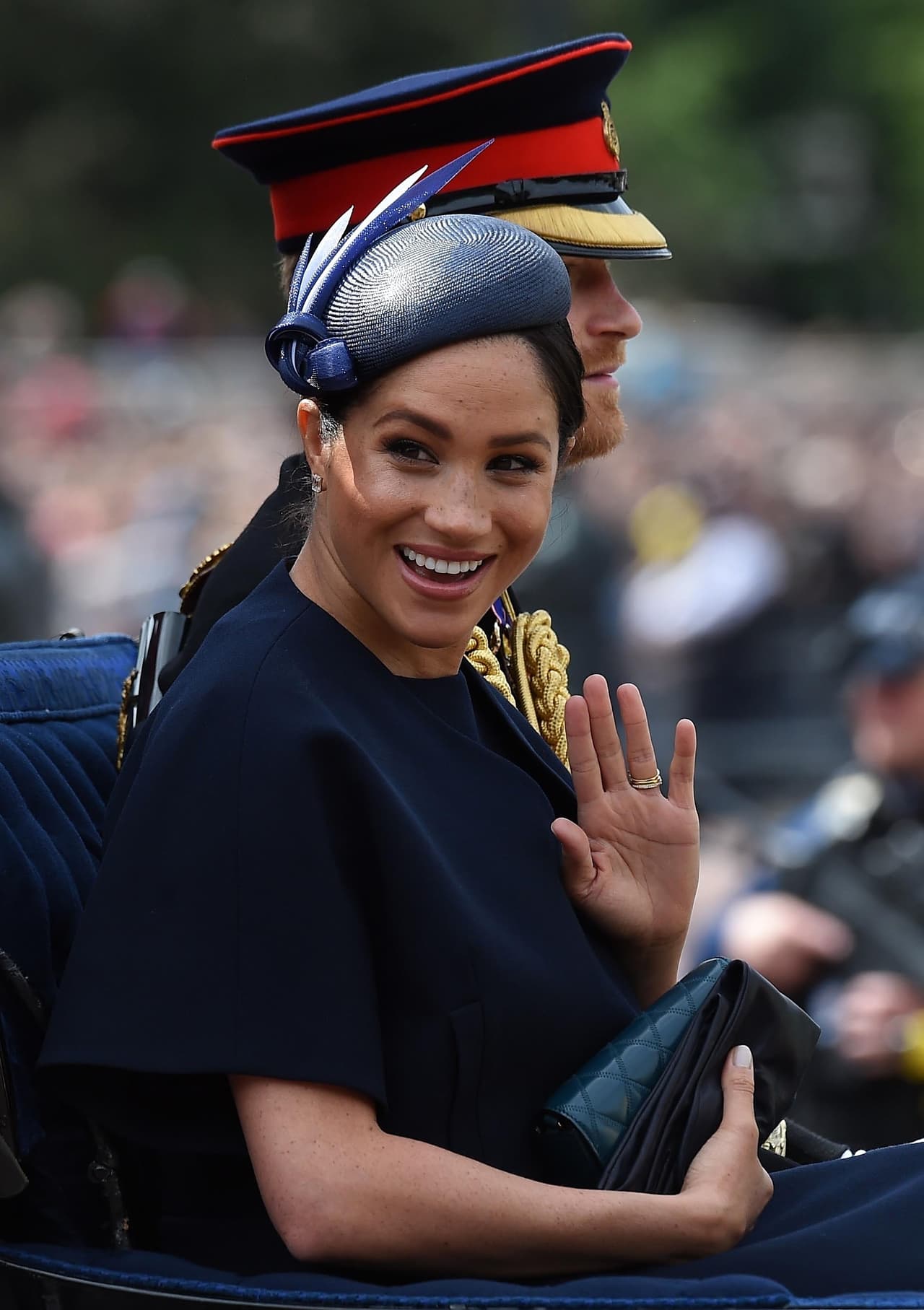 En algún momento del desfile, la duquesa se quitó los guantes para saludar al público y hubo quien notó que lucía un anillo nuevo.