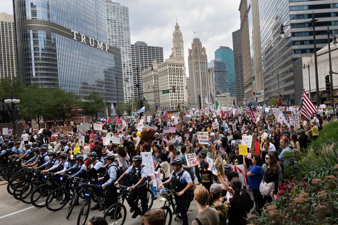 Además de la gran protesta en el centro de Chicago, también se realizaron manifestaciones en otros puntos de la ciudad y en los suburbios, incluidos 
<b>Elgin, Rosemont, Elmhurst, Palatine, Naperville</b> y más.