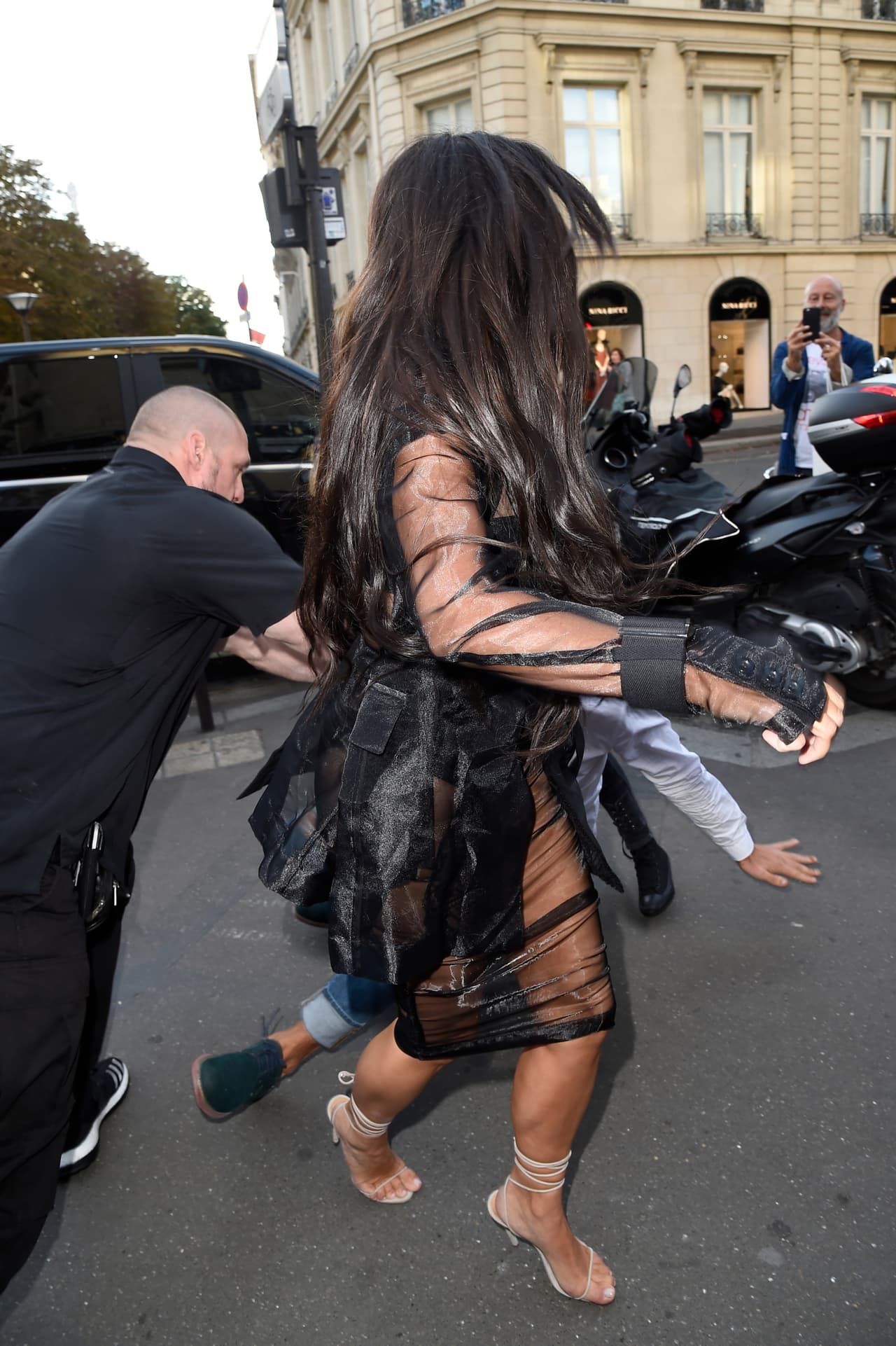 <b><a href="https://www.instagram.com/vitaliisediuk/">Vitalii Sediuk</a></b> es un ucraniano que acosa celebridades, según él, para protestar. Durante la visita de Kim Kardashian a París en septiembre de 2016, días antes de sufrir el robo, Vitalii anunció: “Protesto contra Kim por usar falsos implantes de nalgas. Yo la invito a ella y al resto de Kardashians a popularizar estándares de belleza reales”, expresó en su cuenta de Instagram.