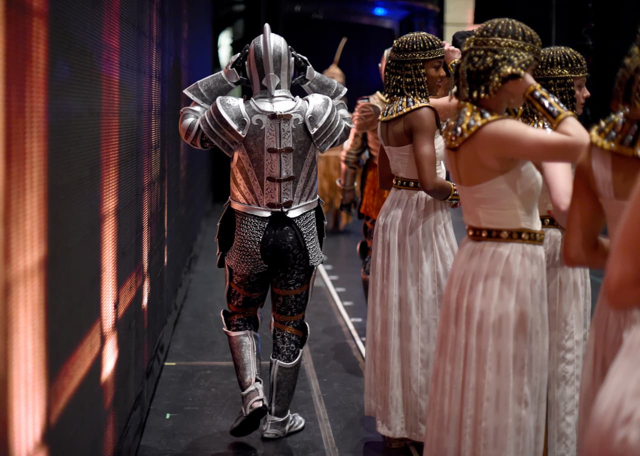 Como es costumbre, una variedad de personajes se luce en cada escena.