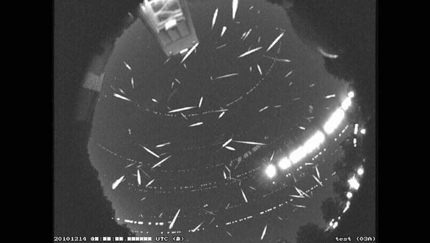 Más de 100 meteoros se registran en esta imagen compuesta tomada durante el pico de la lluvia de meteoros Gemínidas en 2014.