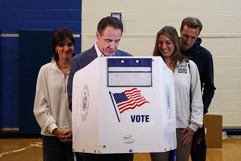 <b><a href="https://www.univision.com/local/nueva-york-wxtv/politica-new-york/quien-es-andrew-cuomo-candidato-independiente-a-la-alcaldia-de-nueva-york-video" target="_blank">El exgobernador Andrew Cuomo</a></b> también llegó antes del mediodía del 4 de noviembre de 2025 a la escuela superior de Arte y Diseño en Manhattan, donde emitió su voto junto a 
<b>sus hijas Michaela, Mariah</b> y un yerno. Compitió como independiente luego de 
<b>perder la primaria demócrata</b> frente a Zohran Mamdani.