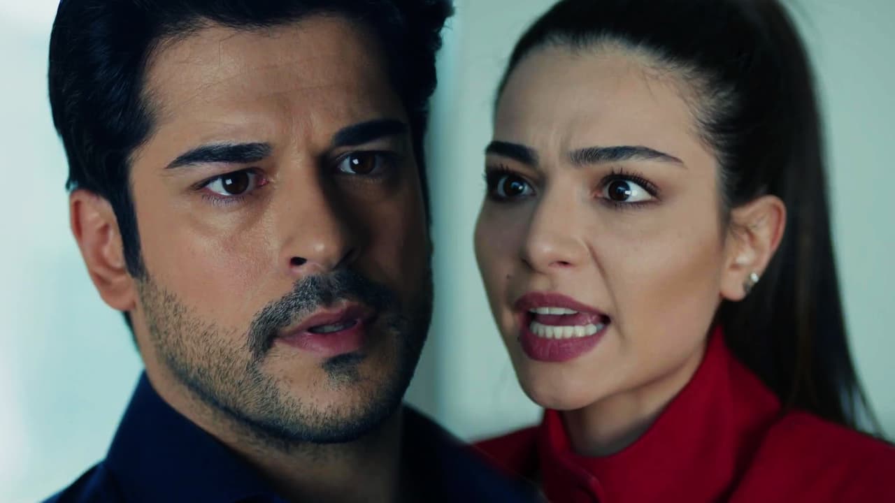 Como parte de su venganza, Kemal hizo público que
<b> </b>Asu es hermana de Emir, la traición provocó que la familia de su esposa la rechazara y él dejara de fingir el desprecio que sentía por ella.