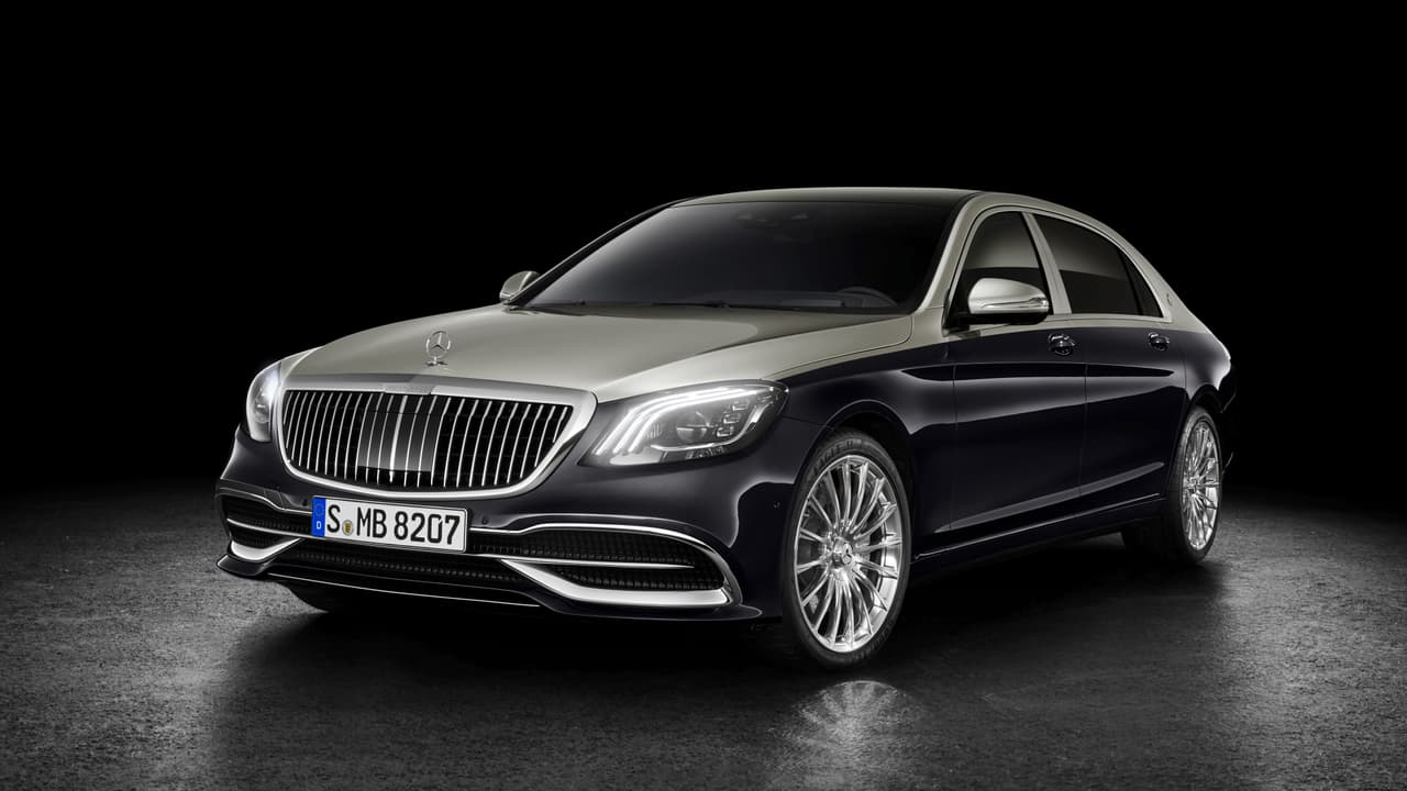 El Mercedes-Maybach S-Class 2019 continua la muchas veces interrumpida tradición de un competidor alemán a los autos de ultra lujo ingleses (los cuales son en todo caso fabricados por compañías alemanas) iniciada por 
<b>Maybach Motorenbau GmbH </b>hace más de 100 años.
<b> </b>Maybach Motorenbau fue un fabricante alemán de autos de súper lujo originalmente fundada en 1909 por Wilhelm Maybach, quien hasta 1907 había sido jefe de ingeniería de Daimler y por ende el creador de los indestructibles motores que pusieron a los primeros Mercedes en el mapa. Maybach Motorenbau fue adquirida por Daimler-Benz en 1960.
<br>
<br>Los que recuerden al fenomenal concepto 
<b><a href="https://www.univision.com/noticias/mercedes-benz/el-vision-mercedes-maybach-6-concept-debuta-en-monterey-fotos" target="_blank">Vision Mercedes-Maybach 6 Concept </a></b>reconocerán inmediatamente la aplicación de su hermosa parrilla en el nuevo 
<b>Mercedes-Maybach Clase-S 2019</b>, el más lujoso de todos los modelos producidos por Daimler. Y quienes recuerden a los vistosos modelos Maybach producidos entre 1997 y 2012 identificaran el nuevo esquema de pintura de dos tonos con aquel vehículo. Estos elementos sumados al acertado diseño de los sedanes de la Clase-S actual logran un resultado que es impactante, novedoso e inclonfundiblemente Mercedes.