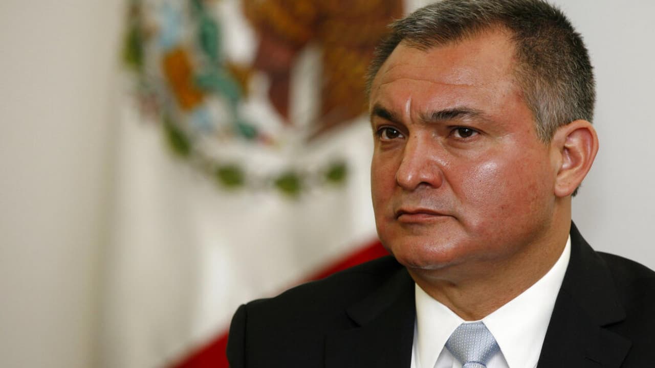 Así fue la caída del 'superpolicía' Genaro García Luna, el jefe de la guerra contra el narco en México que será juzgado en EEUU por... servir al narco