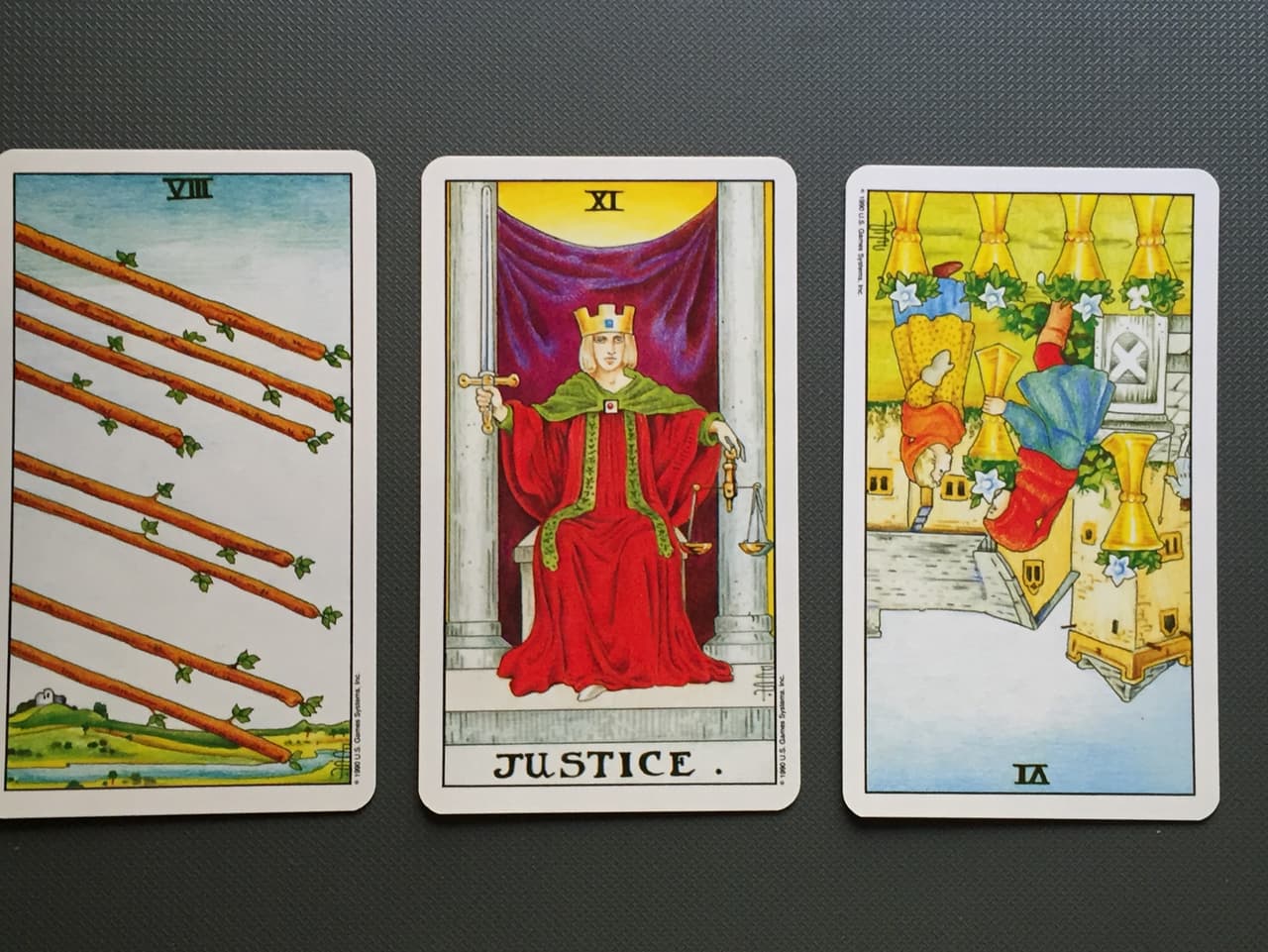 Así que si has sido bueno y has tratado con equidad y justicia a tu prójimo, es muy buena señal de que te salga la carta en tu lectura, y sobre todo, ante la cuestión que quieras consultar a la baraja. Pero si en cambio has sido injusto, inmoral, grosero o irrespetuoso, entonces como buen karma, las cosas malas se te van a regresar. Debes prestar atención y tomar tus precauciones.