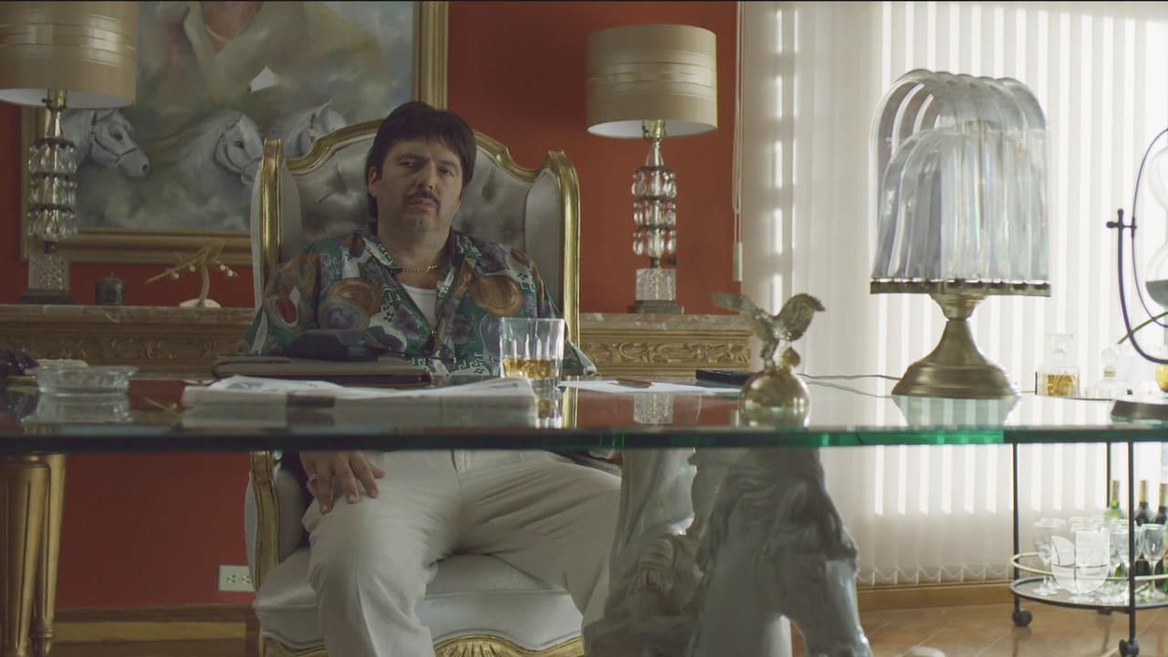 Los pantalones casuales con colores claros resaltaban con las camisas estampadas.