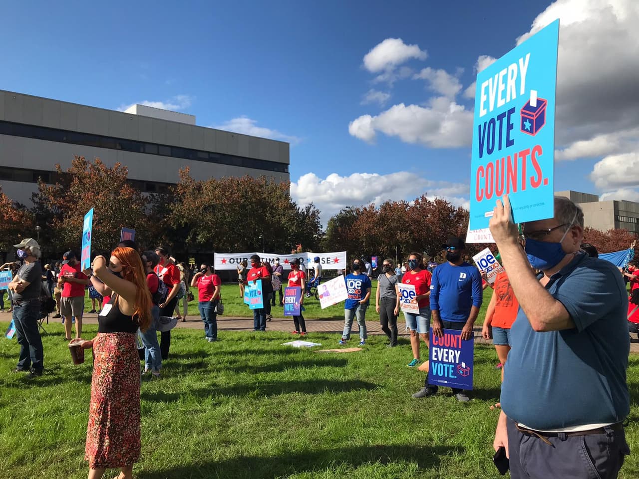 Pasadas la 1 de la tarde, lo que comenzó con una pequeña convocatoria, se convirtió en una gran celebración.