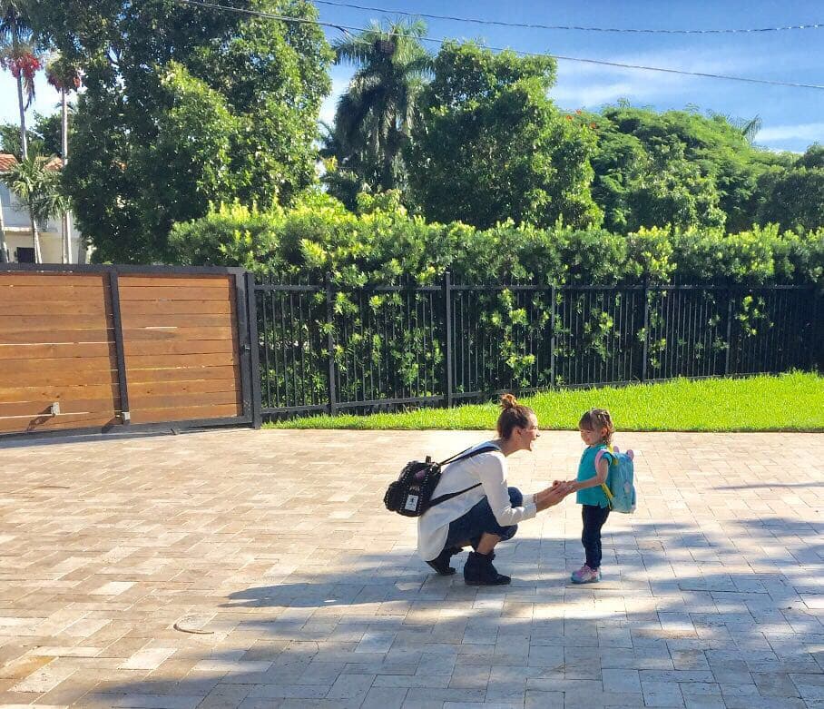 Aunque su mamá estaba muy nerviosa, Michelle se veía contenta de ir a la escuela.