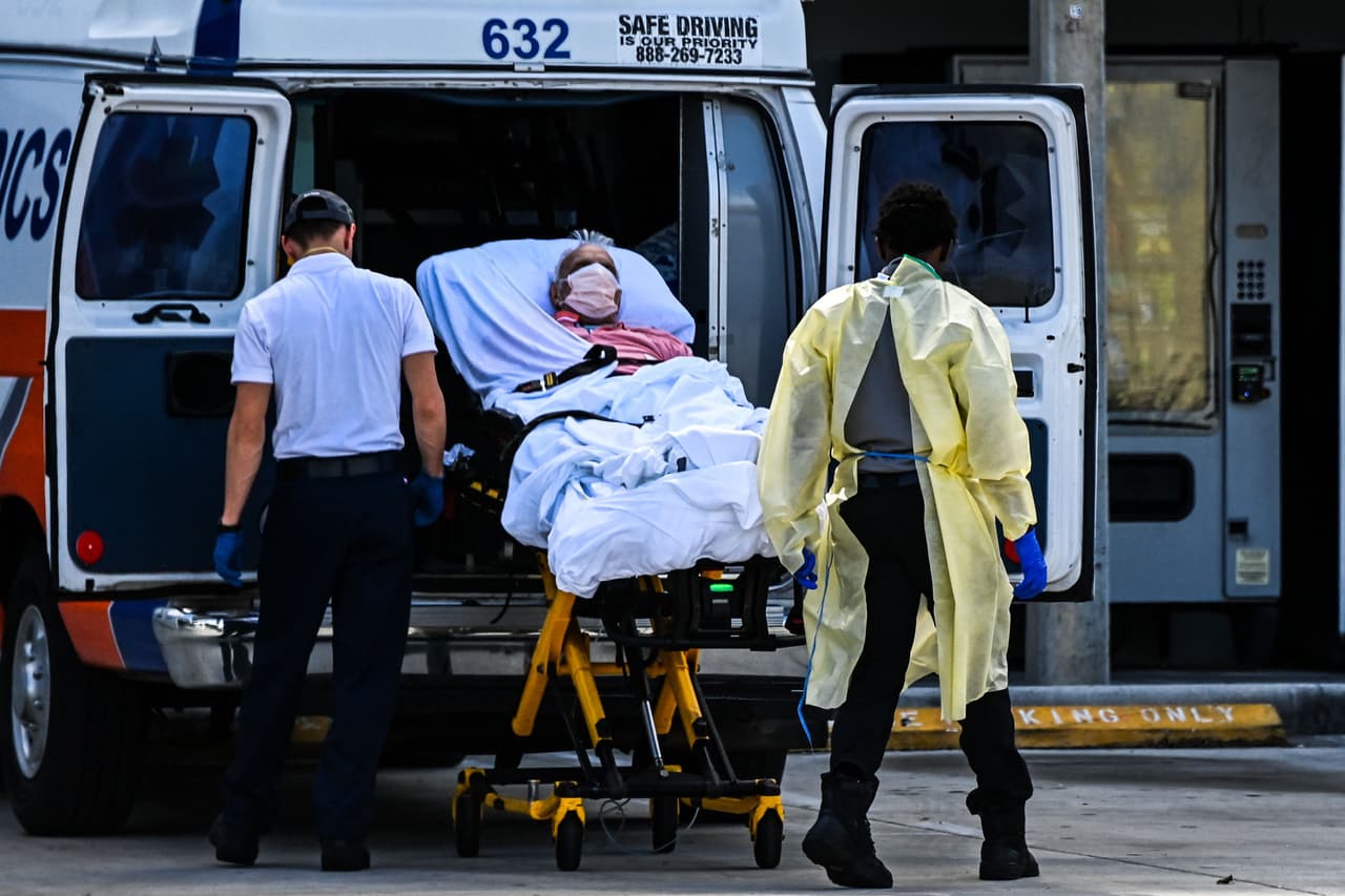 Los médicos transfieren a un paciente en una camilla desde una ambulancia fuera de Emergencias en el Hospital Coral Gables, donde los pacientes con coronavirus son tratados en Coral Gables, cerca de Miami, el 16 de agosto de 2021.