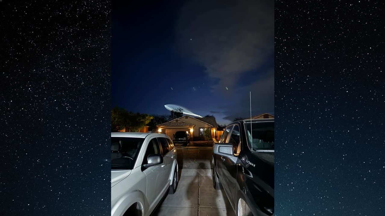 En su camino hacia el espacio, el cohete dejó una estela que iluminó el anochecer y dejó asombrados a todos los que pudieron apreciarlo.