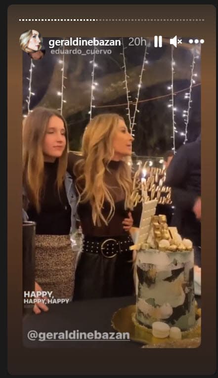 La decoración tuvo como color principal el dorado, que le dio mucha luz a la celebración que sucedió durante la noche. 
<br>