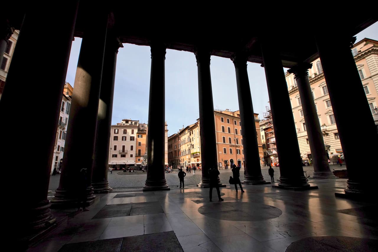 "Oremos al Señor por nuestros sacerdotes, para que tengan el coraje de salir y visitar a los enfermos", instó el papa después de que el gobierno prohibiera también las misas y los funerales hasta el 3 de abril. En la foto, el monumento del Panteón, en Roma, casi vacío.