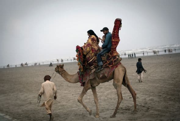 Una familia llega a uno de los concursos del festival.