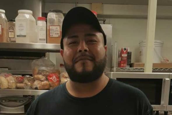 Para Junior F, quien trabaja como cocinero, si tuviera que calificar a Obama le pondría un cinco de calificación, porque dejó algunas asignaturas pendientes, especialmente con los hispanos. "Porque no hizo lo que prometió para ayudar a la comunidad".