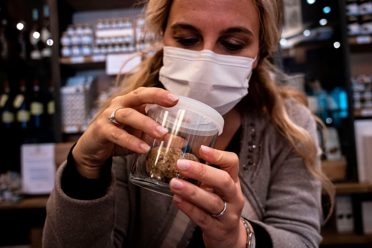 Debido a que el covid-19 es un virus nuevo,
<b>se desconoce si el daño al sentido del olfato producido por el virus puede ser permanente</b>, sin embargo, estudios recientes sugieren que la disfunción no afecta el conducto neurológico y por lo tanto se espera que los pacientes que sufren su pérdida, puedan recuperarlo paulatinamente.