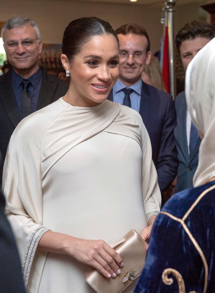 Su bolso de mano también es Dior y del mismo tono del vestido.
<br>