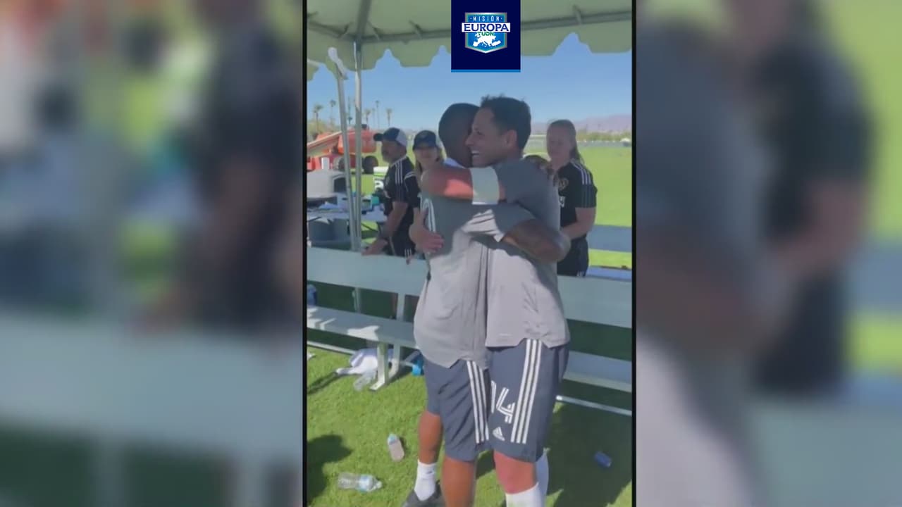 Abrazo galático: Chicharito recibe a Douglas Costa en el LA Galaxy