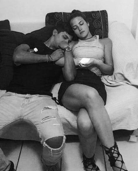 A veces el cansancio los derrumba, pero las ganas de seguir los anima a apoyarse unos a otros.