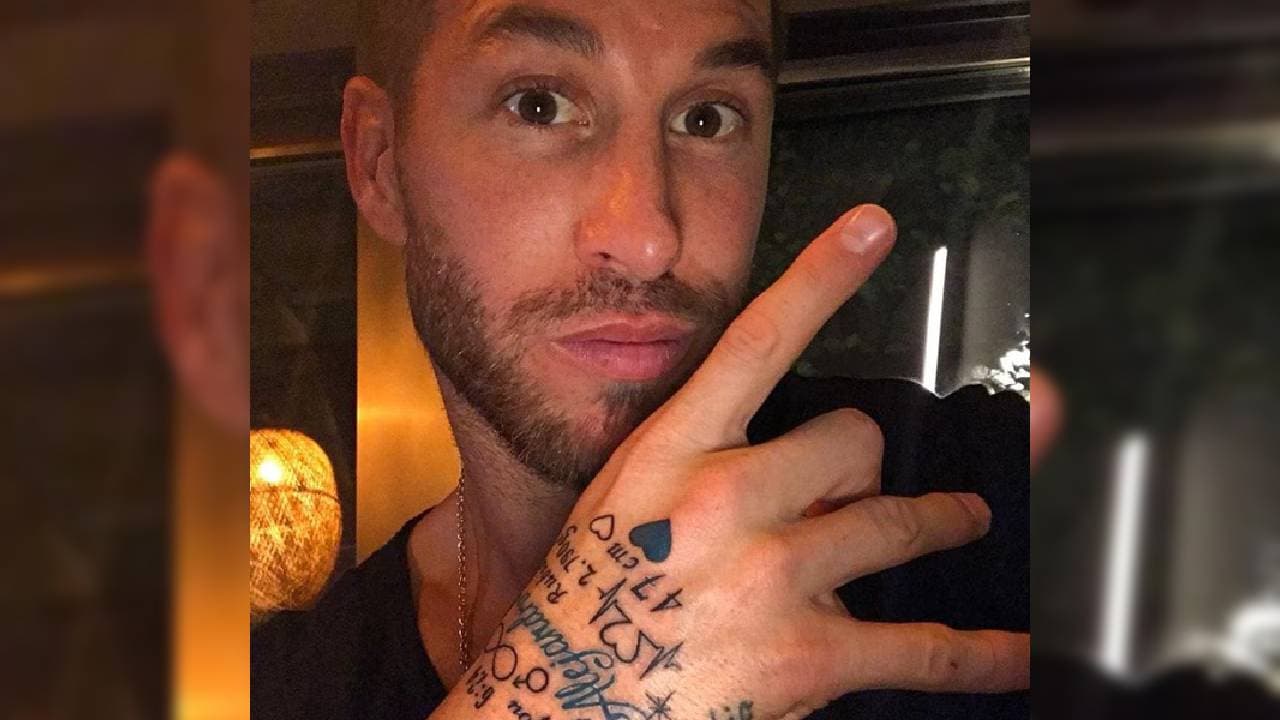 Lleva en la mano derecha marcas indelebles de su familia.