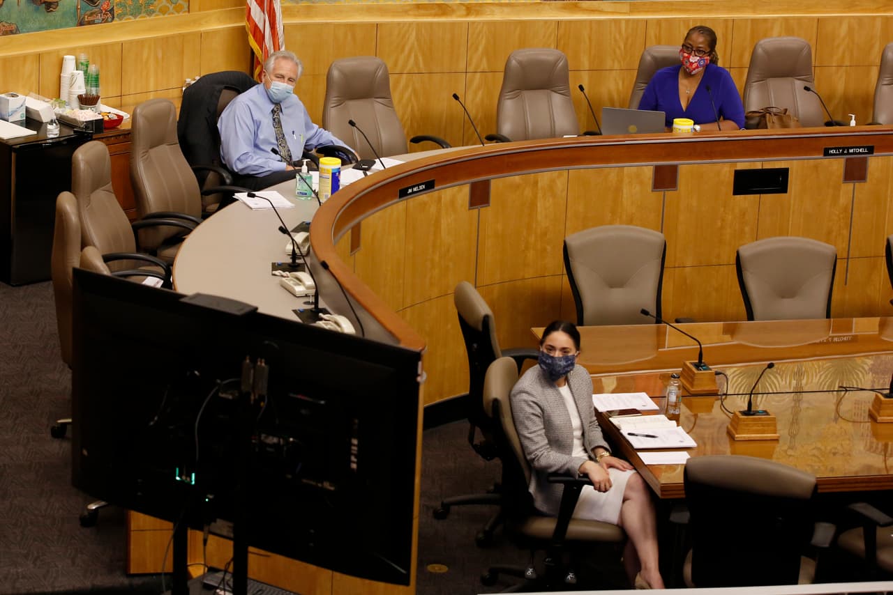 Este lunes se ofreció el primer borrador de cómo se vería un paquete de ayuda estatal. Los líderes del Senado respaldaron un fondo de recuperación económica de 25 mil millones de dólares que las pequeñas empresas, organizaciones sin fines de lucro y gobiernos locales podrían aprovechar para ayudar a resistir la recesión creada por la emergencia de salud.